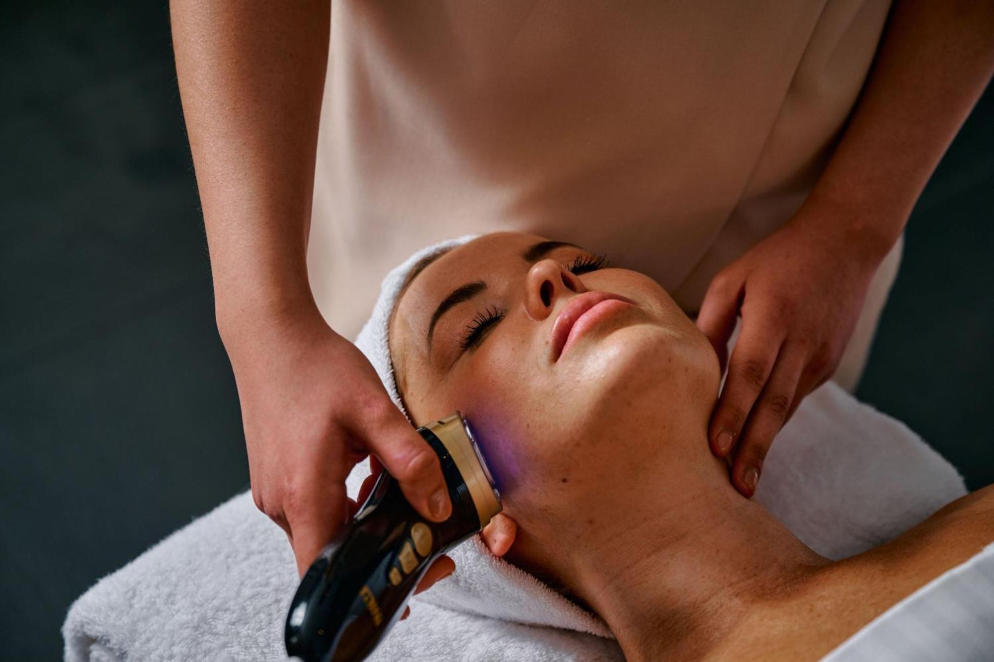 Sheraton Melbourne Hotel Exterior foto A woman receiving a facial treatment