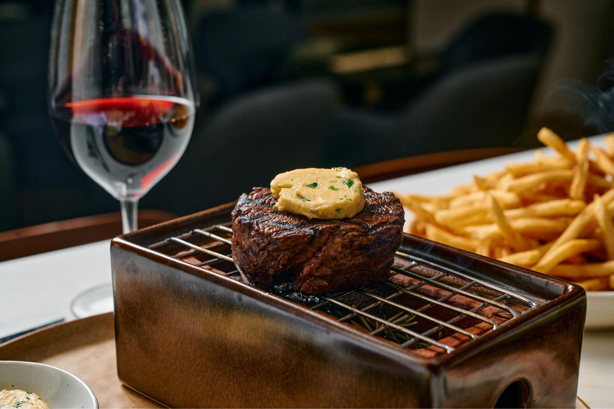 Sheraton Melbourne Hotel Exterior foto A steak at the restaurant