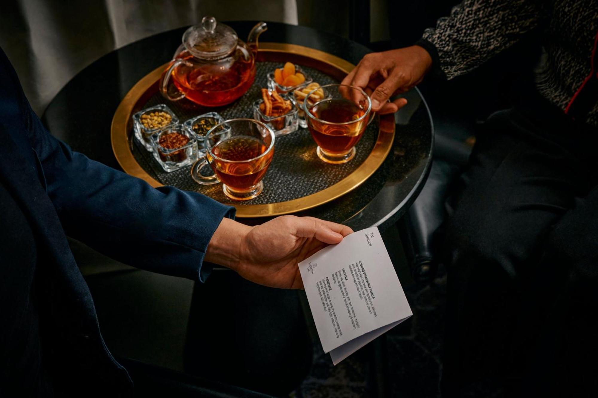 Sheraton Melbourne Hotel Exterior foto A bartender serving drinks