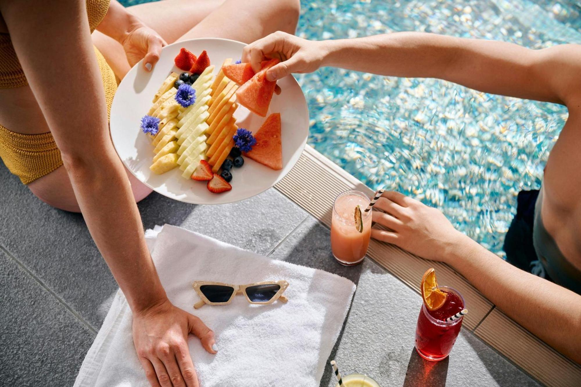 Sheraton Melbourne Hotel Exterior foto Poolside service
